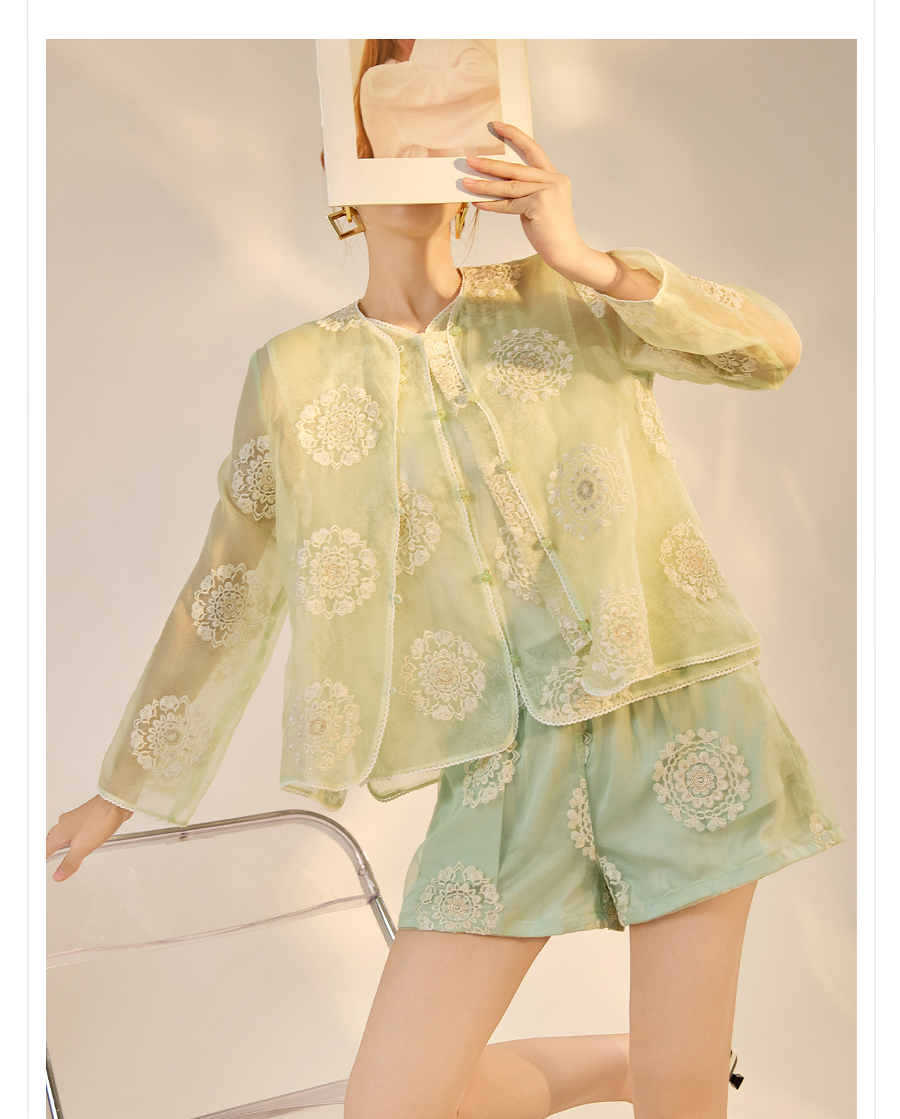 Bộ ba món áo khoác, áo vest và quần short lụa thêu sequin cao cấp kiểu Trung Quốc mới N3042 — Quần short xanh lục nhạt, Áo khoác xanh lục nhạt, Gi lê xanh lục nhạt chi tiết 2