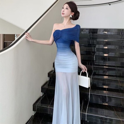 Blue Gradient Sexy Pleated Strapless Dress, Long Style with a High-End Feel, Vacation Style, Waist-Cinching, Bodycon Mermaid Dress for Women in Summer Blue Gradient Sexy Pleated Strapless Dress, Long Style with a High-End Feel, Vacation Style, Waist-Cinching, Bodycon Mermaid Dress for Women in Summer