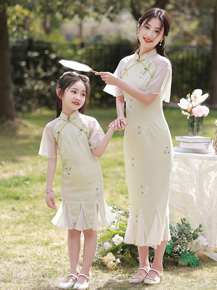 Estrictamente seleccionado 2024 verano nueva ropa transpirable para padres e hijos, gasa de red cheongsam mejorada, ropa de rendimiento de madre e hija de estilo chino, arte