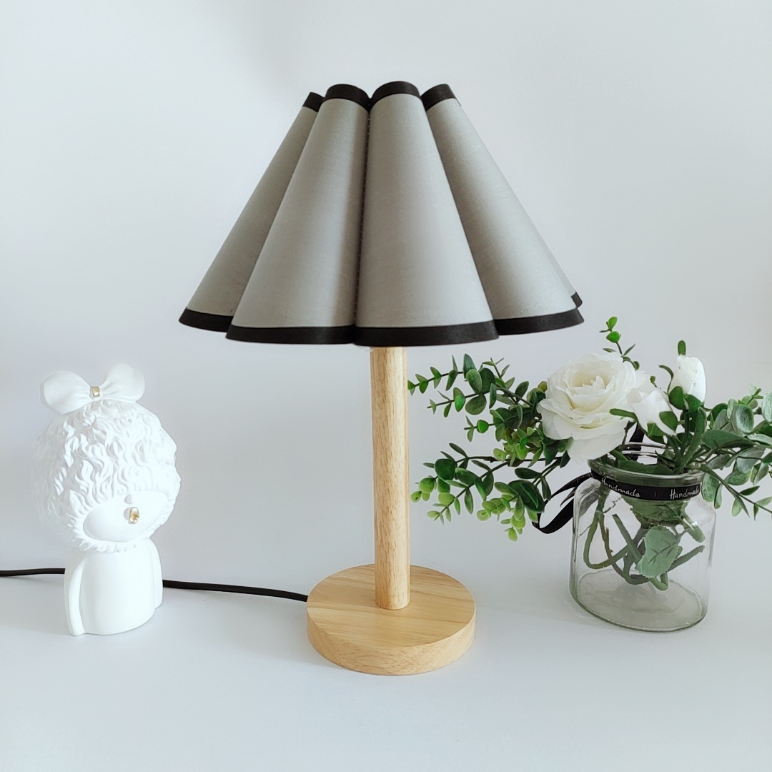 Transfronterizo estilo coreano simple base de madera tela pétalo pantalla dormitorio sala de estar lámpara de mesa Universidad dormitorio lámpara de mesa