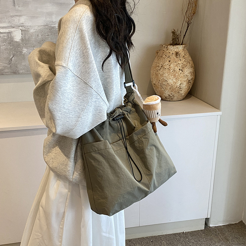 Bolsa de lona de moda simple 2024 nueva bolsa de mujer bolsa de hombro casual versátil de gran capacidad de viaje al trabajo bolso de cubo