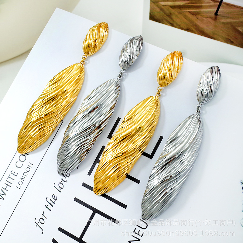 Venta caliente transfronteriza Pendientes de acero de titanio europeos y americanos, temperamento retro de la industria pesada, textura exagerada y pulida, pendientes personalizados, grandes