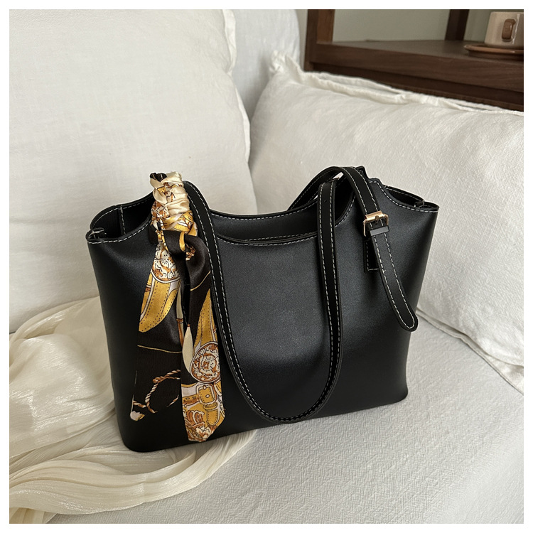 Paquete tote de gran capacidad para desplazamientos transfronterizos nuevo bolso de mujer simple, bolso de hombro retro, bolso de cubo de piel blanda