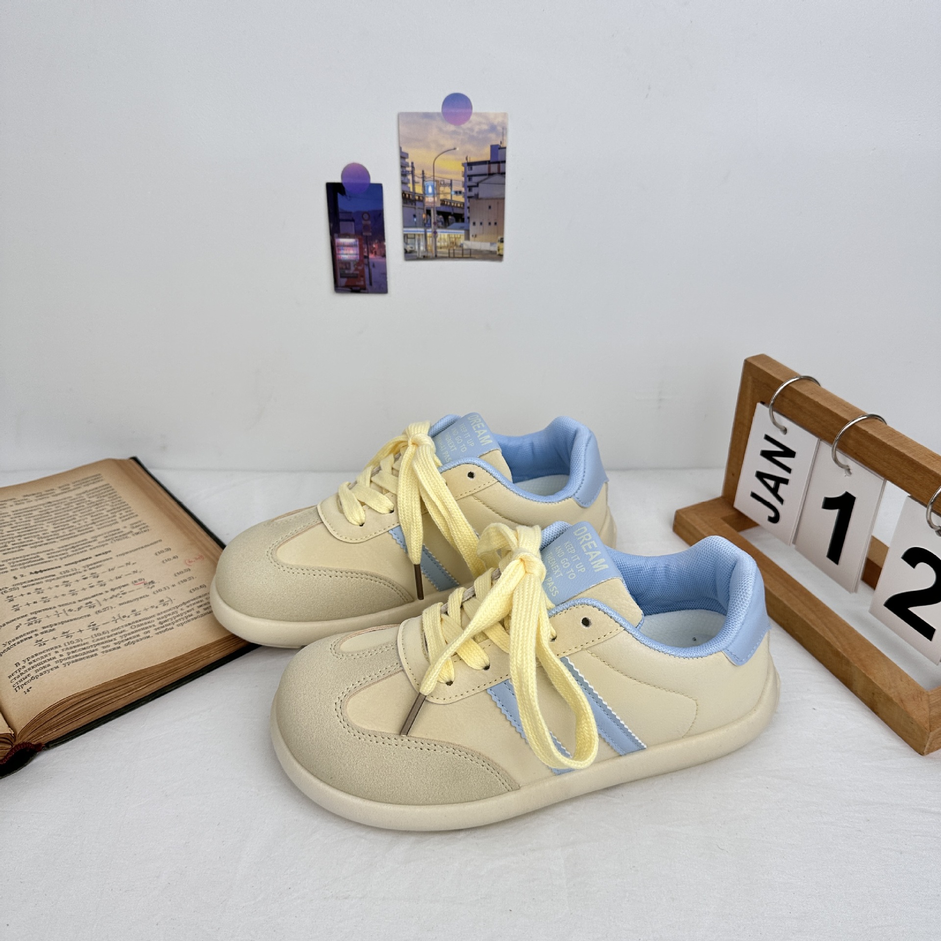 Yuanbo 2025 estudiantes zapatos de deporte de tendencia de punta cuadrada de corte bajo zapatos de entrenamiento alemán para mujer zapatos de lona casuales coreanos de todo fósforo