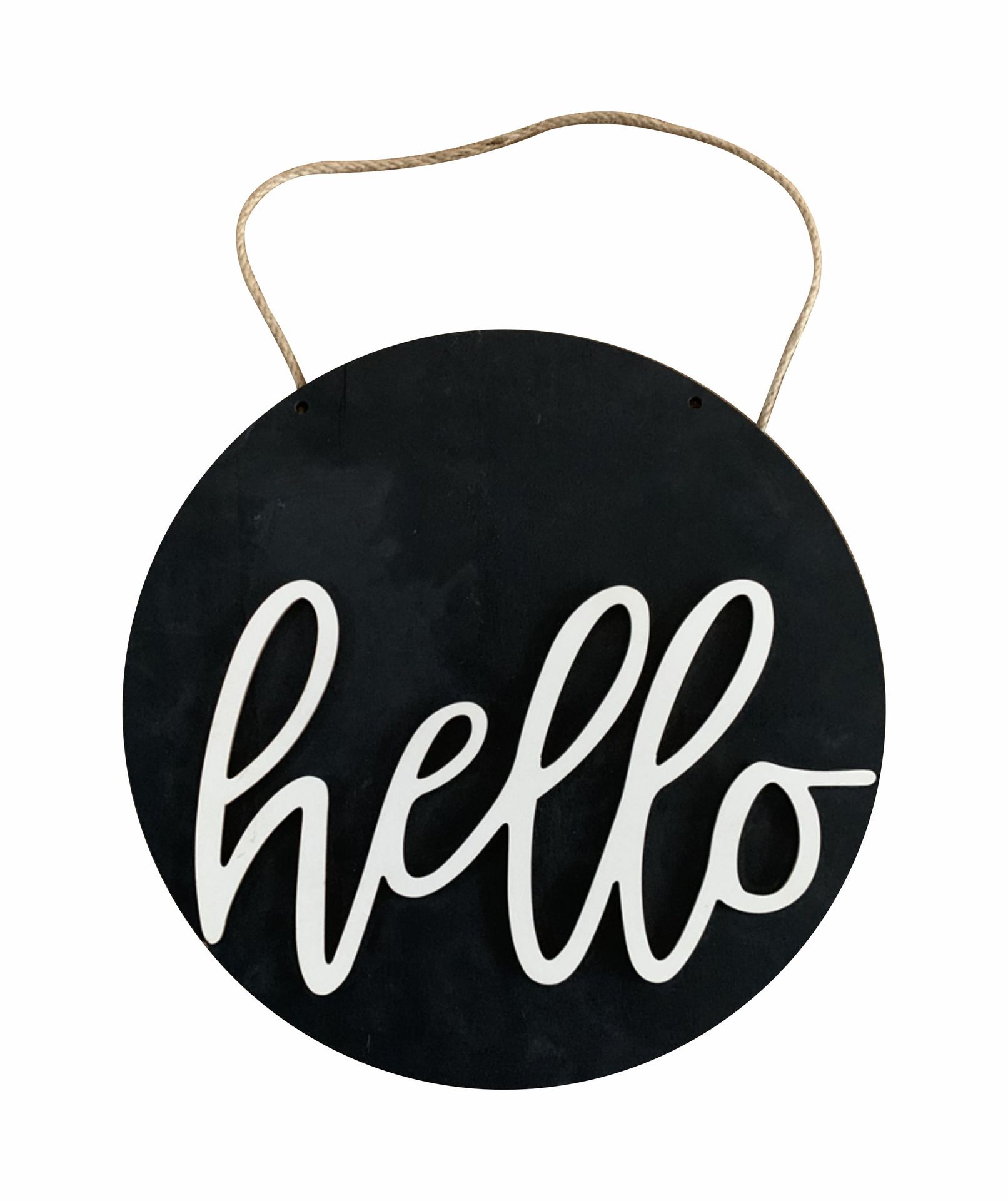 Olá estilo rural. A decoração circular inacabada da porta da frente recebe etiquetas e placas de madeira penduradas_voghion.com