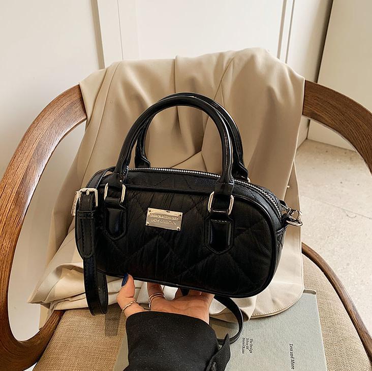 Bolsa de bolos de mano popular de este año para mujeres 2025, nueva bolsa de hombro de tendencia universal de alta calidad, bolso cuadrado de estilo extranjero