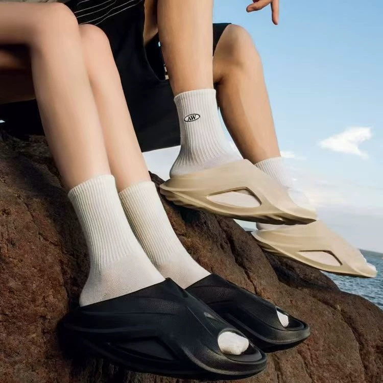 2025 новые летние мужские тапочки на улице, противоскользящие толстые подошвы, чтобы наступить на фекалии, высокое значение лица, буксируйте спортивные тапочки мужчины