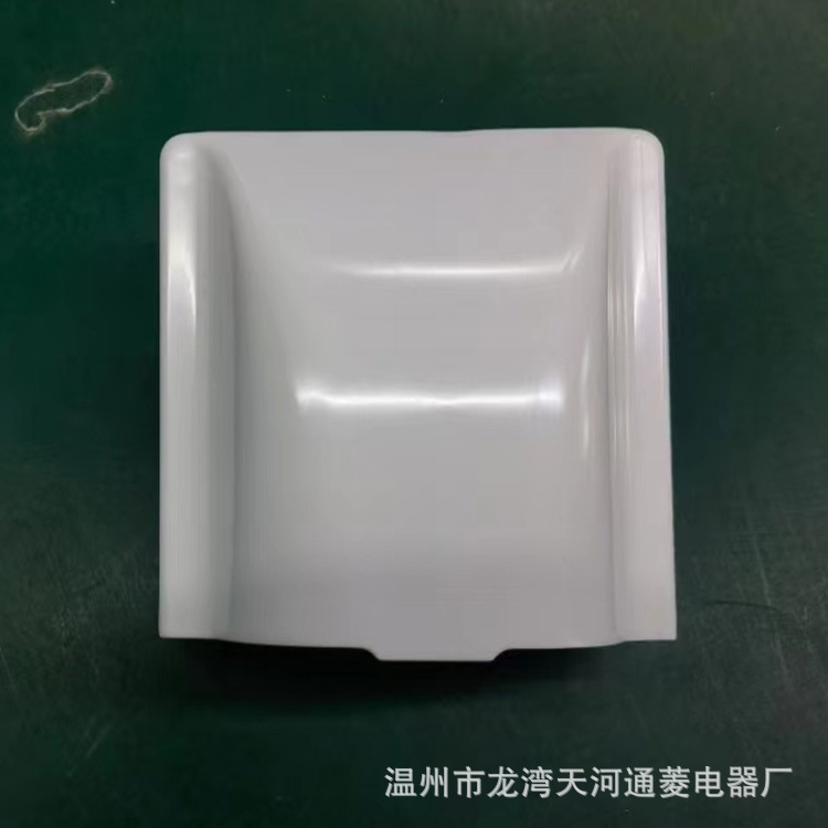 供应新款86五孔防溅盒插座（防水插座）