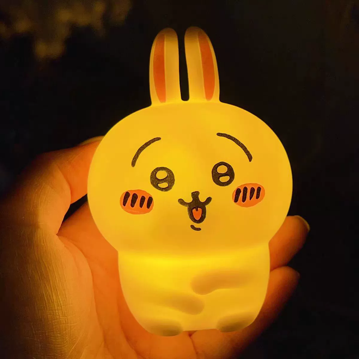 Настольная ночная лампа (Jiykawa) милый кукольный стиль Chiikawa, мягкое свечение, декоративная на тумбочку, 20 г