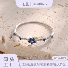小さな新鮮な花の指輪は青いジルコンS925純銀の高級感が可愛いです。