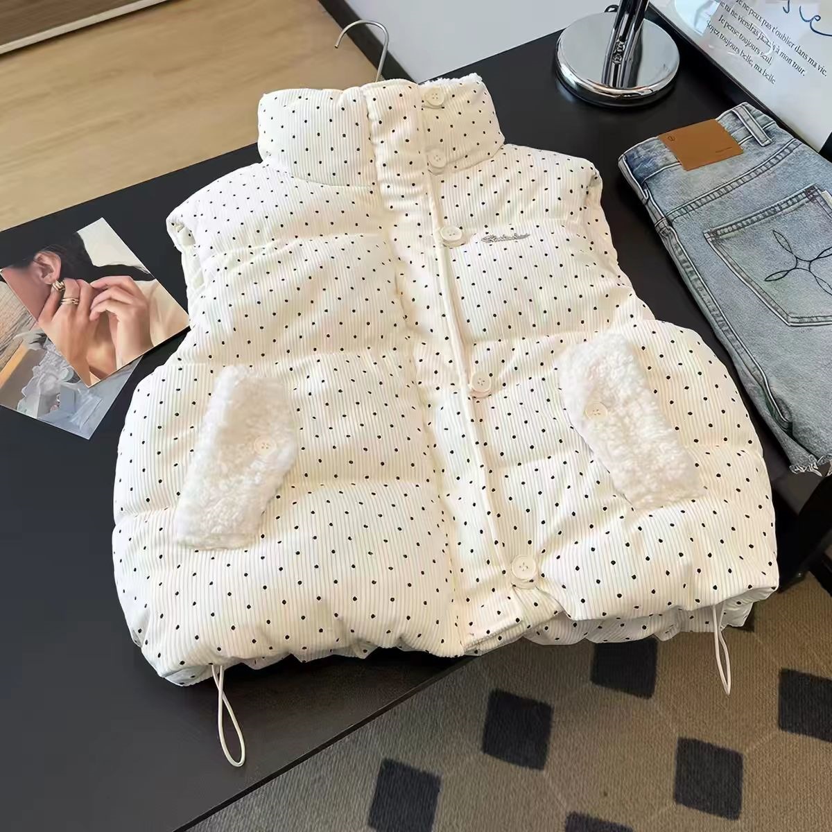 Korean style, versatile and sweet polka dot cotton vest for petite women, perfect for autumn and winter. Also suitable for warm, stylish sleeveless tops in white.