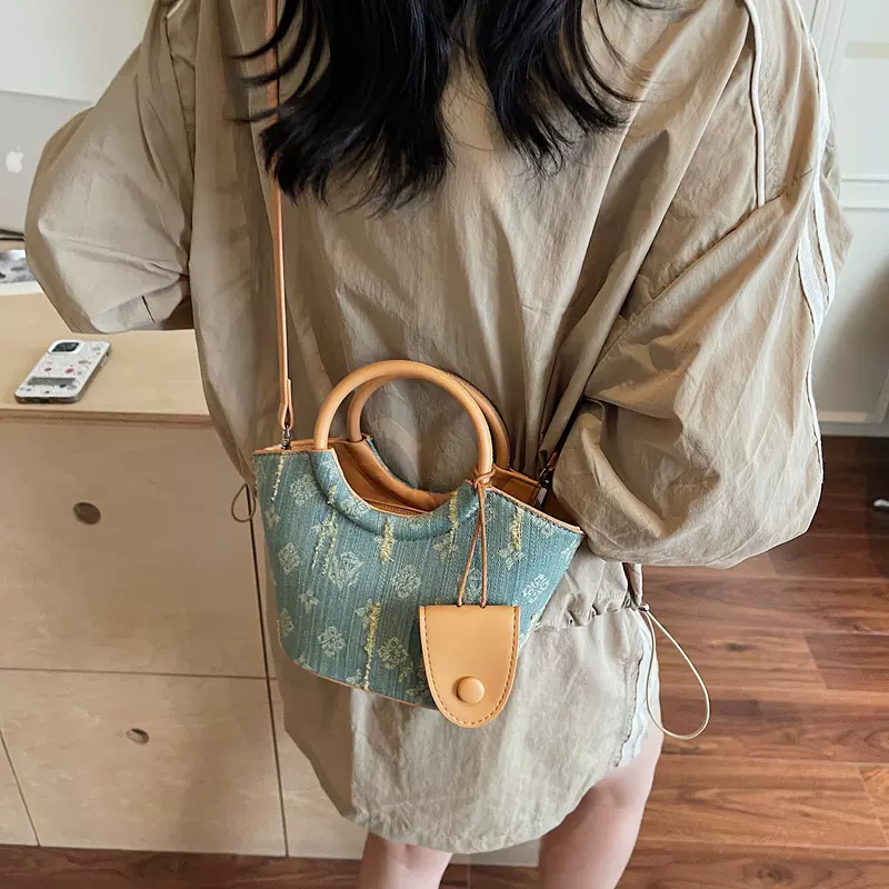 高级感牛仔斜挎包女包大容量复古手提水桶包小众设计百搭单肩包