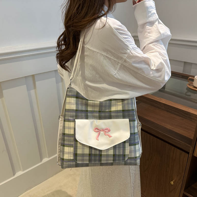 Bolsa coreana con rayas de contraste para mujeres 2024 verano nueva moda universitaria arco bolso de hombro sensación de alto nivel