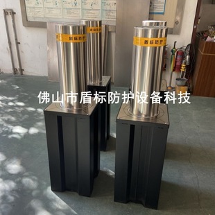 Semi-Automatic Telescopic Anti-Collision Piles Are Installed at the Entrance of Scenic Spots. No Need to Connect to Electricity. Manual Car Barrier Road Posts with Locks. Fixed Piles