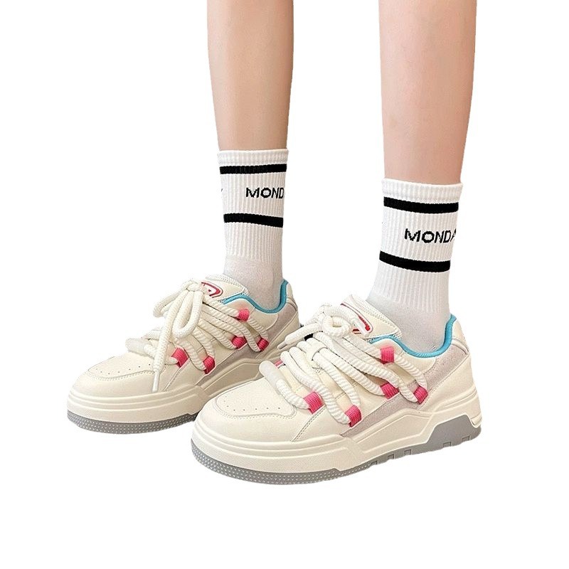 Zapatos blancos de suela gruesa para mujeres 2024 nuevos zapatos de skate casuales universales de nicho retrógrado contra la moda de zapatos de pan