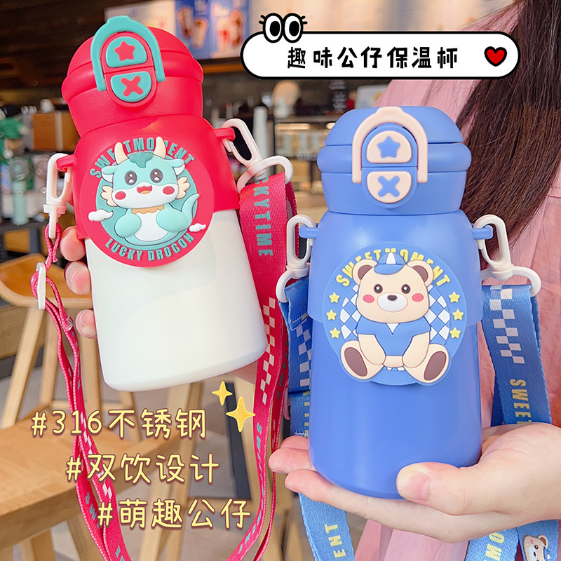 Caricatura de dibujos animados para bebidas de dos tazas de aislamiento térmico para niños 316 tazas de agua de acero inoxidable de grado alimenticio tazas de paja portátiles de alto valor facial