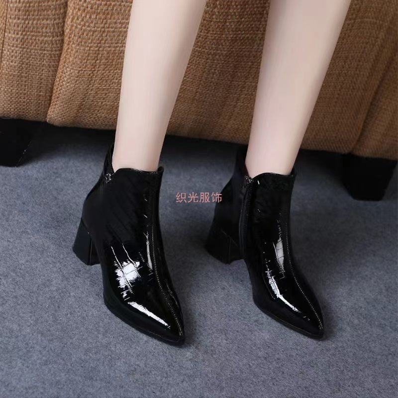 粗跟短靴女2025秋冬新款尖头中跟春秋单靴亮皮马丁靴加绒棉靴