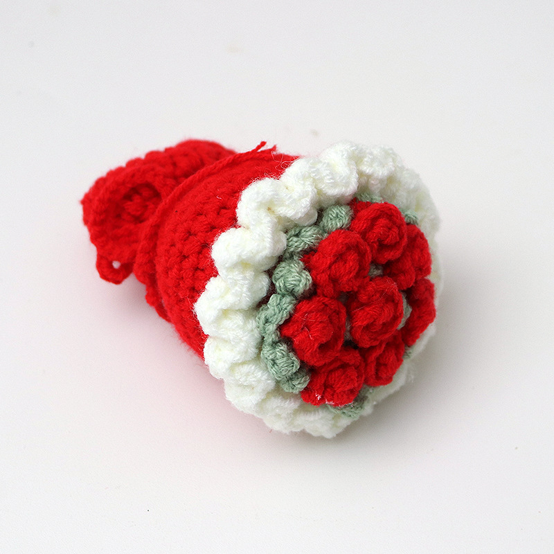 Yi mian's bouquet of flowers is bright red