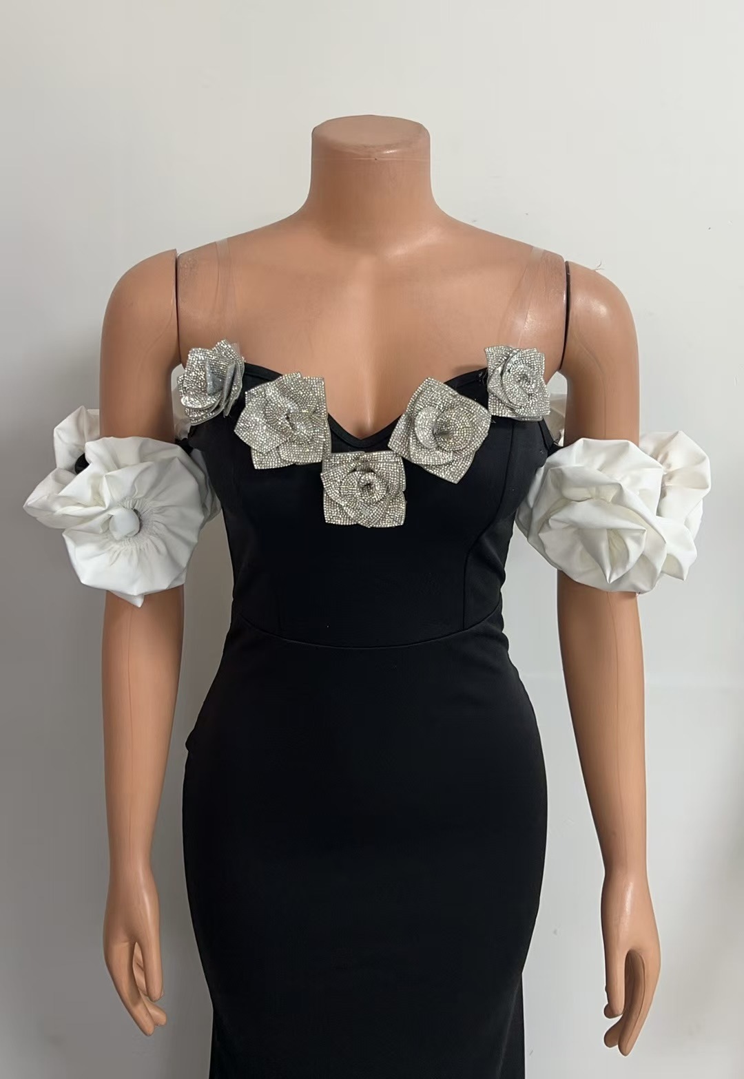 Elegant Fitted Strapless Long Dress Style Floral Embellishments Sleeveless Off-Shoulder Women's Dress_ecoleips.com