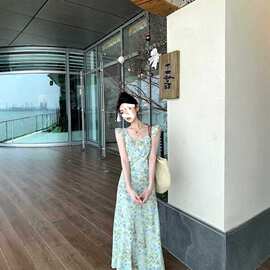甜美小飞袖碎花裙温柔风连衣裙女夏季小众气质修身荷叶边a字长裙