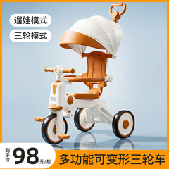 子供の自転車幼稚園の屋外の車は一人で三輪車を踏んで車を踏みます。