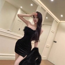 实拍2025曜夜黑天鹅性感修身鸵鸟毛丝绒抹胸裙连衣裙小黑裙
