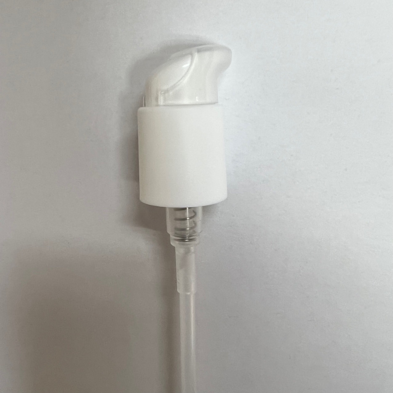 供应22和24和28牙配合咀罩乳液泵全塑料和半包铝件泵头