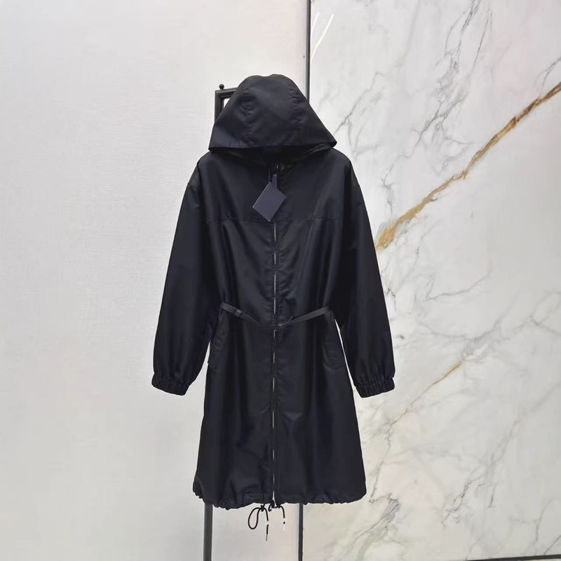 Shenzhen Nanyou 26 Spring/Summer Fashionable and Stylish Letter Triangle Logo Patchwork Hooded Waist-Cinching Slimming Long Trench Coat Shenzhen Nanyou 26 Spring/Summer Fashionable and Stylish Letter Triangle Logo Patchwork Hooded Waist-Cinching Slimming Long Trench Coat