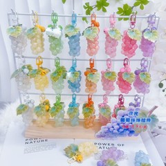 赤い本のネットの赤いシミュレーションのブドウの串の鍵は果物の提子のプラスチックの偽の果物の模型の道具の装飾のペンダントを掛けます。