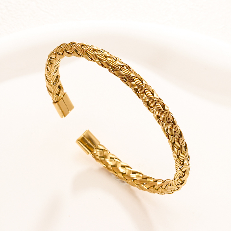 Fábrica en stock al por mayor de Europa y América transfronteriza de acero inoxidable en forma de C pulsera abierta ajustable chapado en oro 18K personalidad no se desvanece