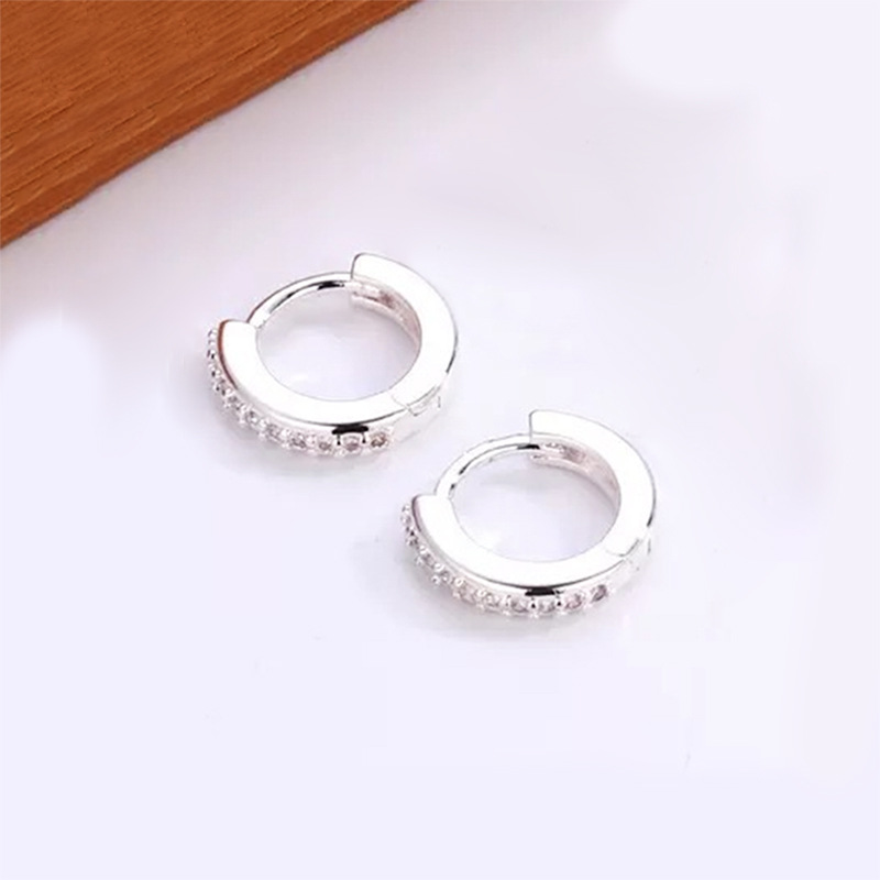 Nicho de moda transfronteriza sensación de diseño de cobre chapado en oro real perfiles redondos de alta calidad sensación de lujo ligero pendientes de mujer venta directa