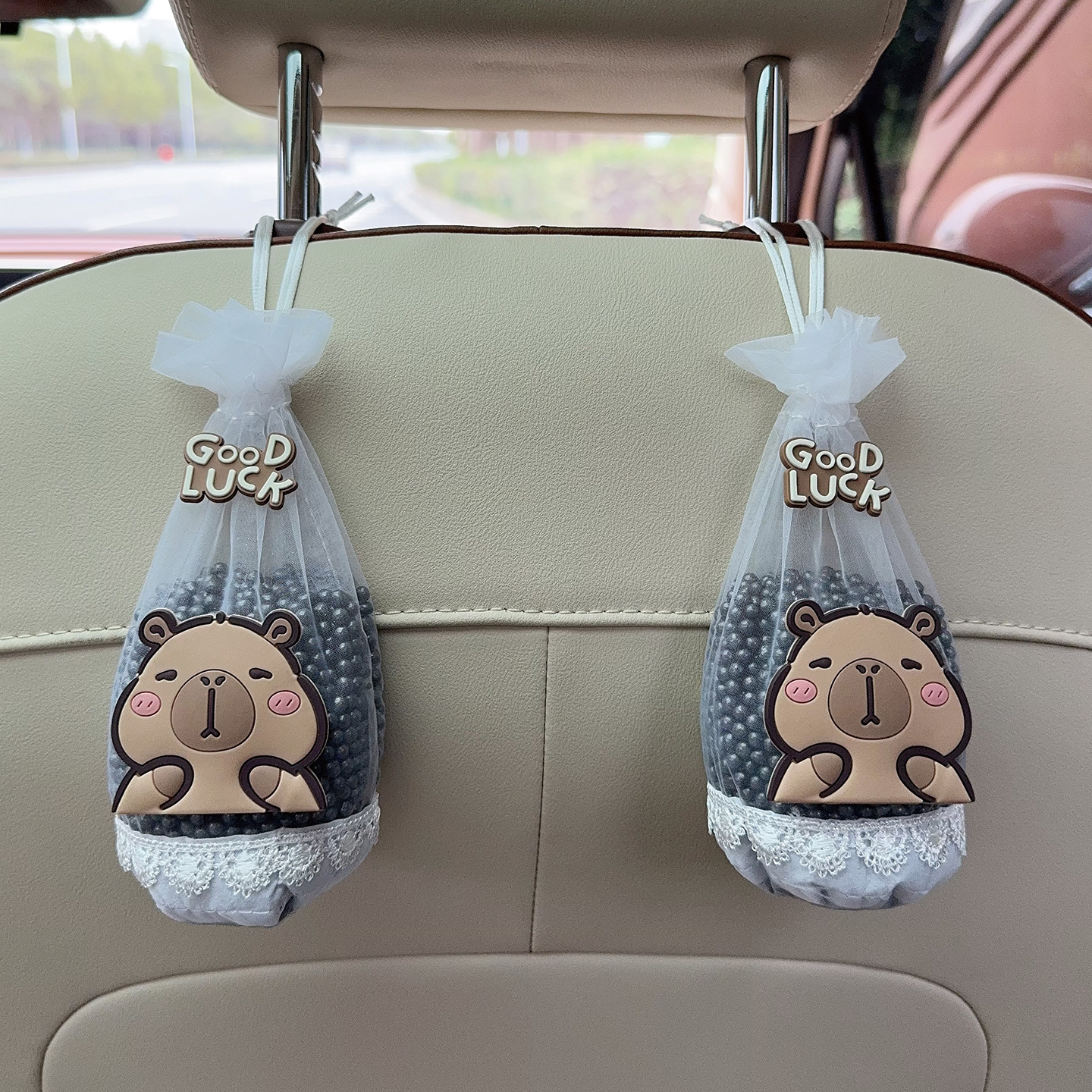 Aika – Cute Cartoon Activated Aktiv kömürlü qoxu uducular - squinting-capybara-bamboo-charcoal-bag-2pcs