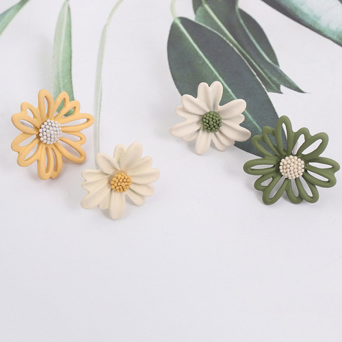 Light luxury, painless mosquito coil clip earrings, asymmetrical daisy earrings for girls, small fresh silver needles, contrasting flowers for girls