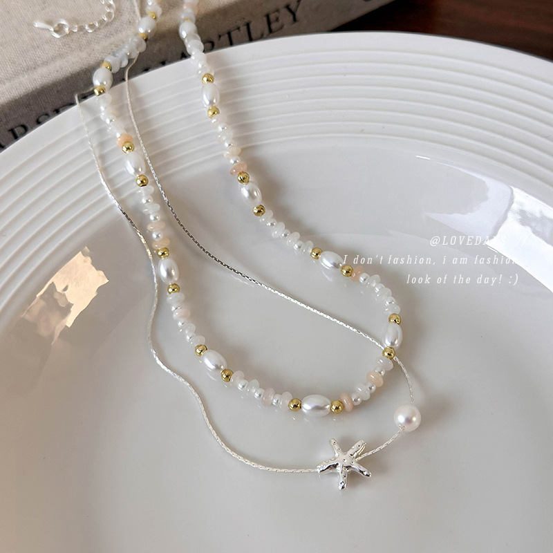 Elegant fashionable small necklace from pearl