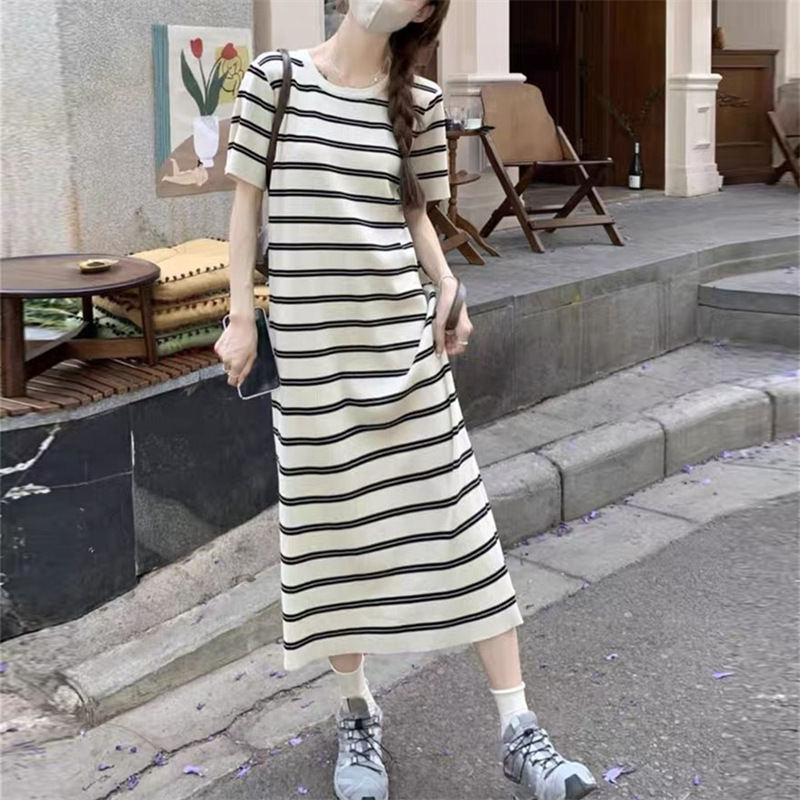 Camiseta de punto a rayas de color contrastante vestido de mangas cortas de mujer verano nuevo suelto adelgazamiento de la edad vestido recto ocio largo image 4