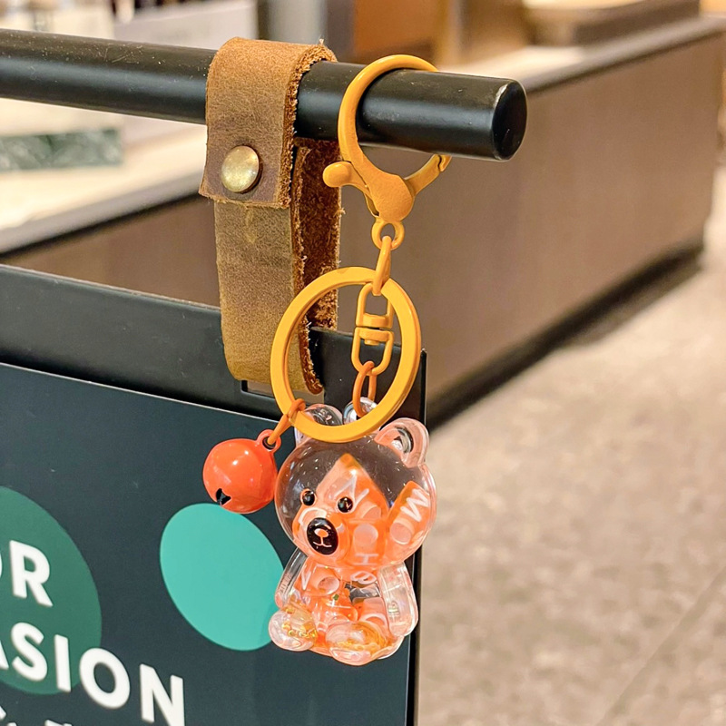 Caricatura en aceite líquido arena flotante botella mochila llavero delicado colgante accesorios accesorios máquina de muñecas pequeños regalos al por mayor