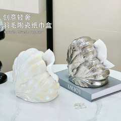 軽い贅沢な愛の羽のティッシュの箱の客間のお茶のいくつかの高級な引き出しの箱の創意の高級なナプキンの収納箱の置物