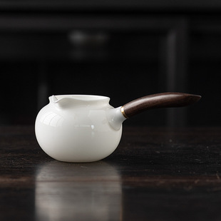 Sheep fat jade white porcelain fair Cup solid wood side handle large fair Cup ceramic tea dispenser fair cup tea dispenser Tea Sea