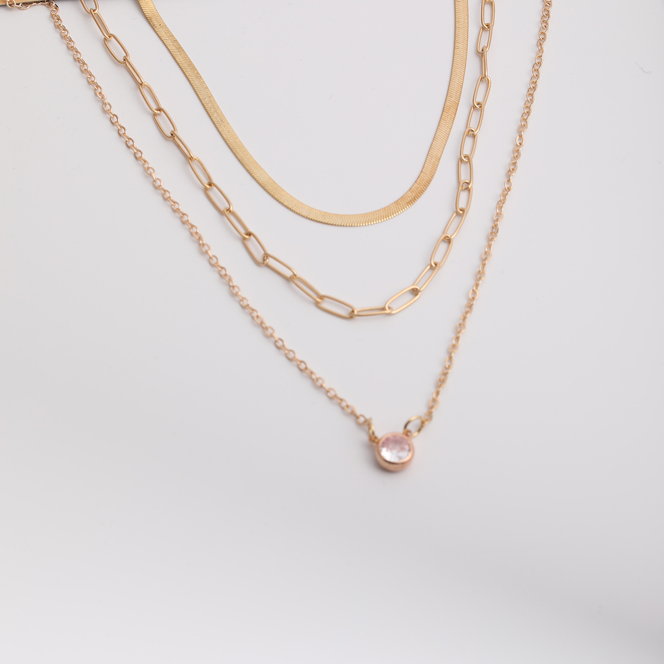 Collier à plusieurs rangs superposés, style européen et américain moderne et épuré, orné de strass._voghion.com