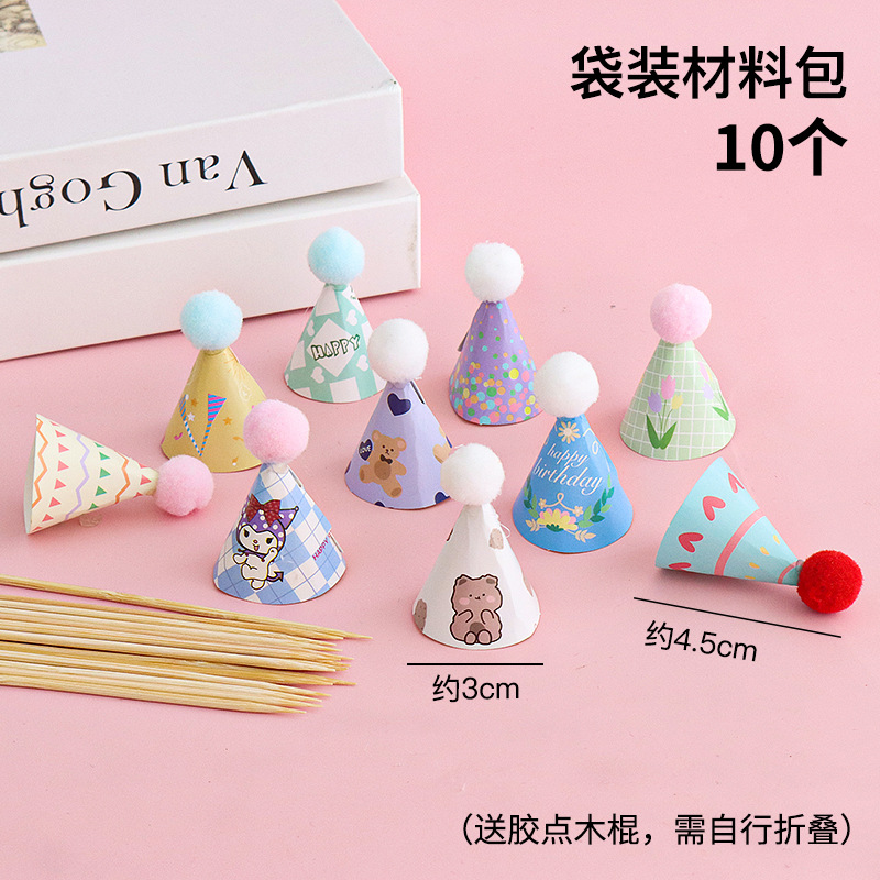 녹색 배경의 행복한 미니 모자 30개