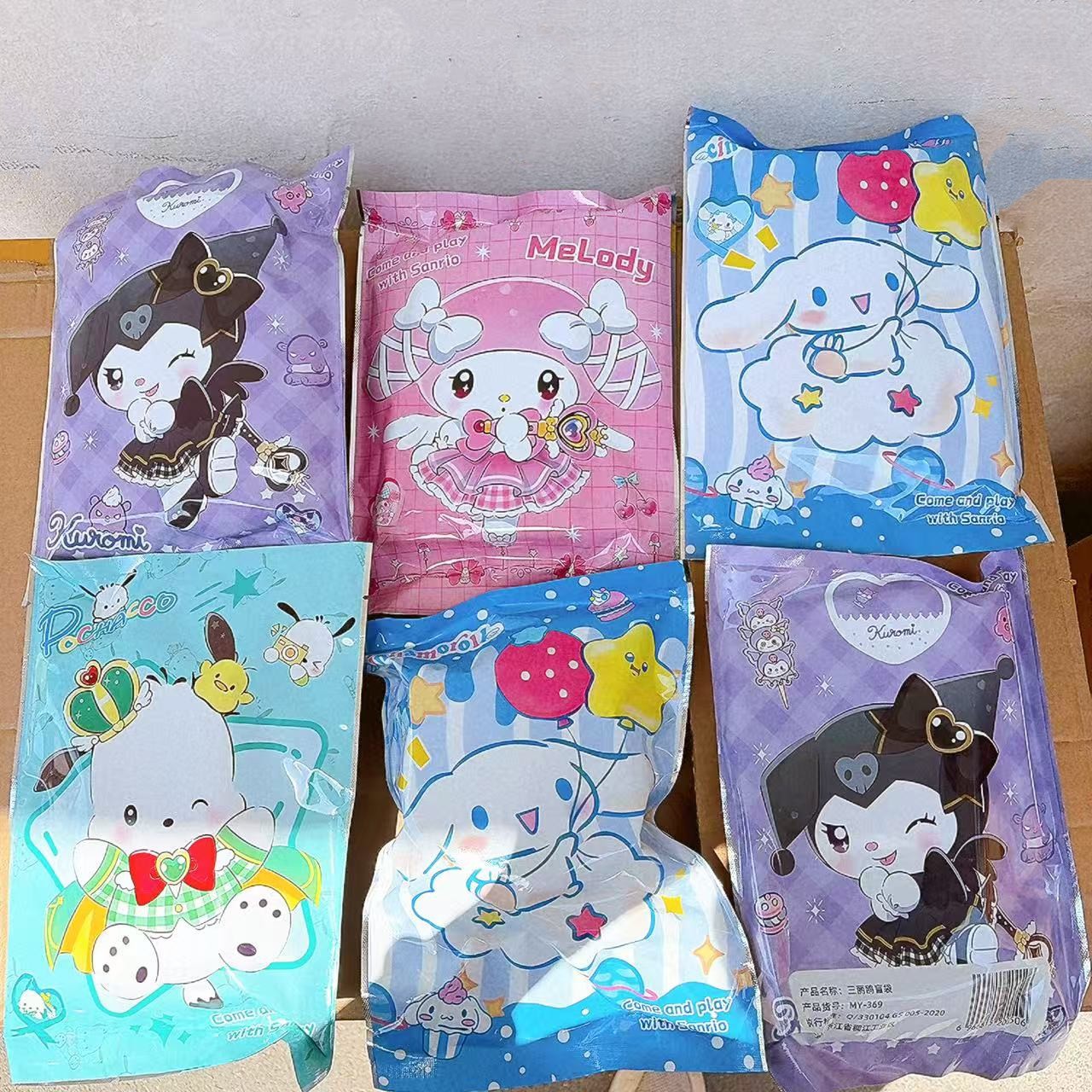 Bolsas ciegas de dibujos animados creativos paquetes de regalo sorpresa para niños estudiantes alrededor de la tienda de juguetes bolsas ciegas regalos del día de los niños al por mayor