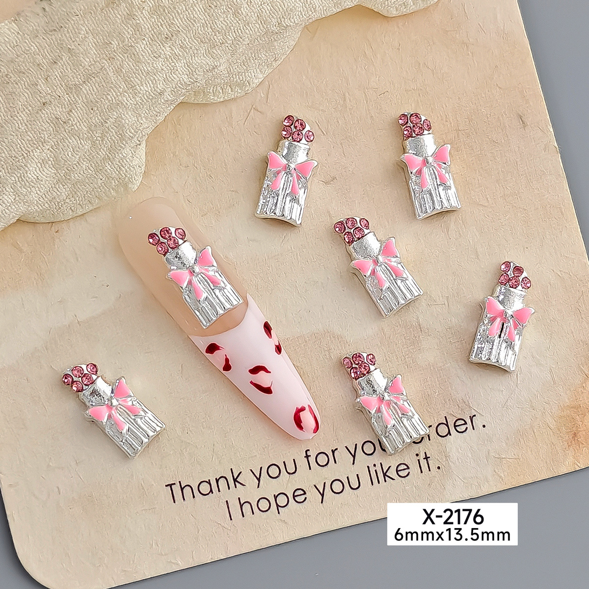 Joyas de uñas lápiz labial grande aleación de labios rojos uñas maquillaje decoración de goteo de aceite al por mayor Navidad material de uñas corte