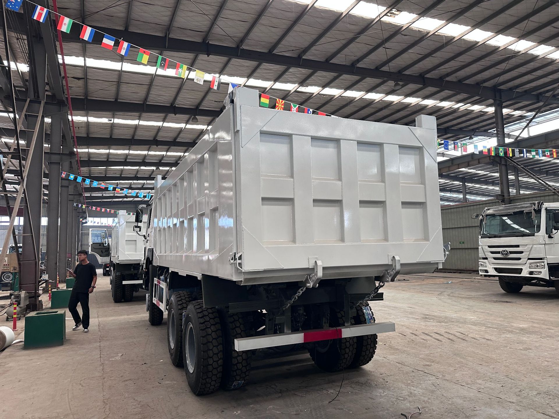 In-stock at the factory: Howo 10-wheel 371 horsepower engineering dump truck, rear eight-wheel tipper truck, National III standard dump truck