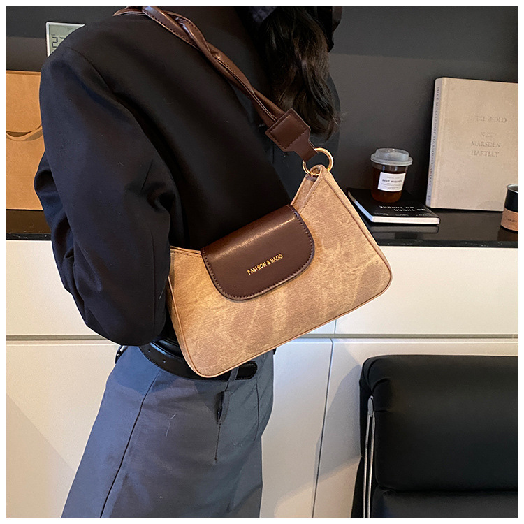 This year, new fashionable and trendy women's bags, casual crossbody underarm bags, commuting single-shoulder women's bags, and small square bags are in vogue undefined
