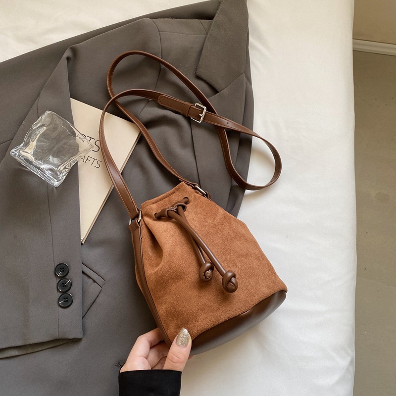 Otoño y invierno retro bolsas de cubo de gamuza de seda clásica bolsas de teléfonos móviles de cordón de gamuza para mujeres 2024 nuevo bolso de camisa