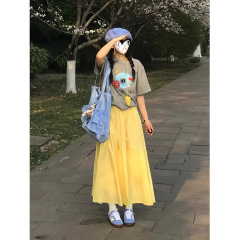 黄色の半身のスカートの女性の垂れ下がった感じの傘のスカートの夏の新型の高い腰は肉を遮ってやせているa字の中で長いスカートを現します。