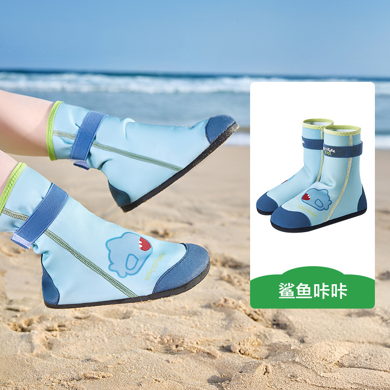 KKの木の子供のビーチの靴の速乾は海の靴を追います。|undefined