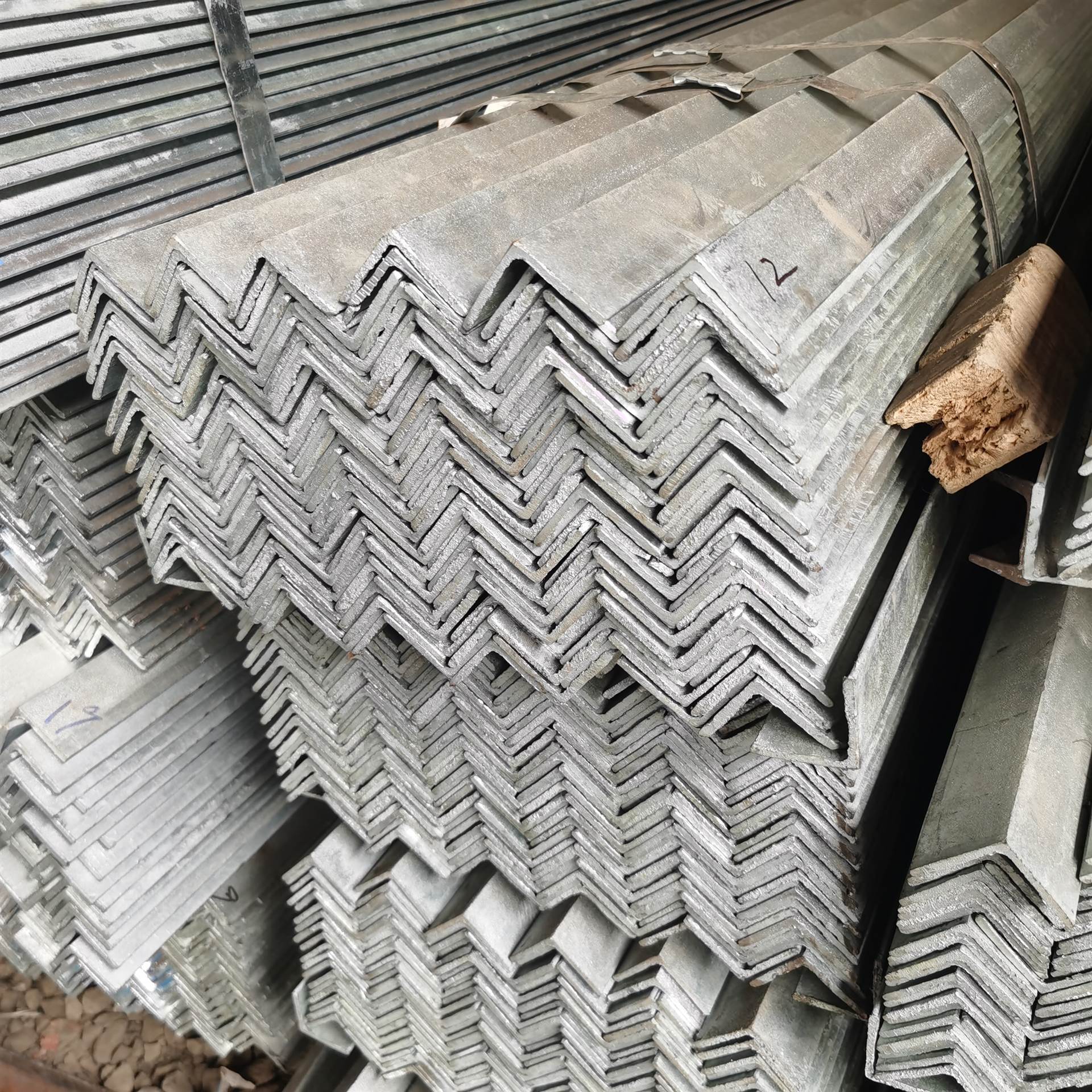厂家直销热镀锌角钢40*40*4 5# 40*4 40角铁 规格齐全 一站式采购