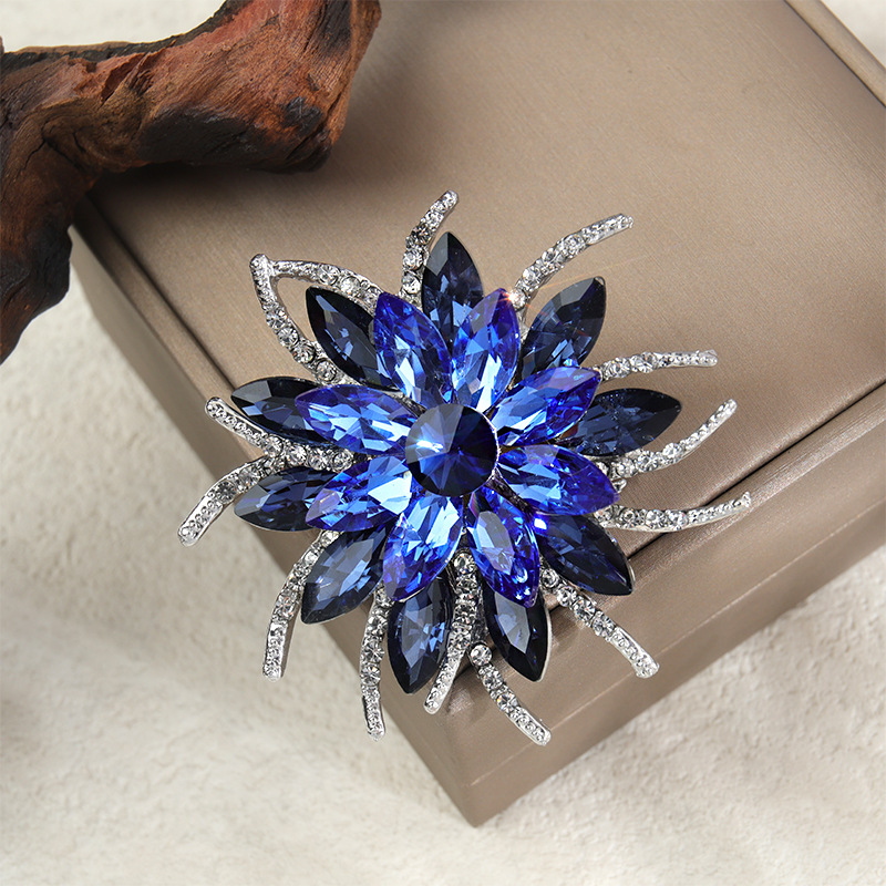 Spilla fiore in cristallo elegante spilla di lusso donna_voghion.com