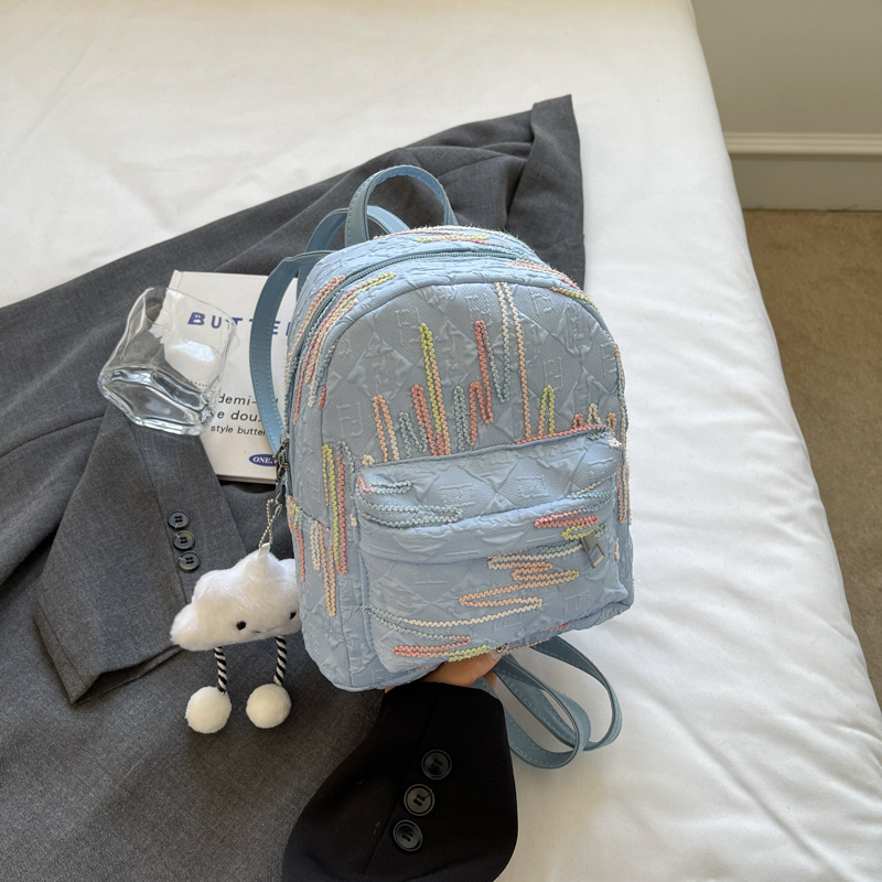 Mochila para viajes de niñas, hermosa mujer universitaria minimalista, rayas de color, mochila de moda de primavera.